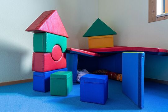 Ein Teddybär im Spielzeugregal