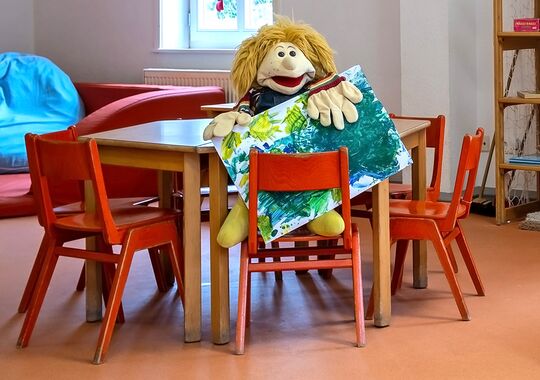 Ein Teddybär im Spielzeugregal