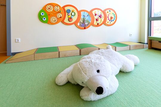 Ein Teddybär im Spielzeugregal