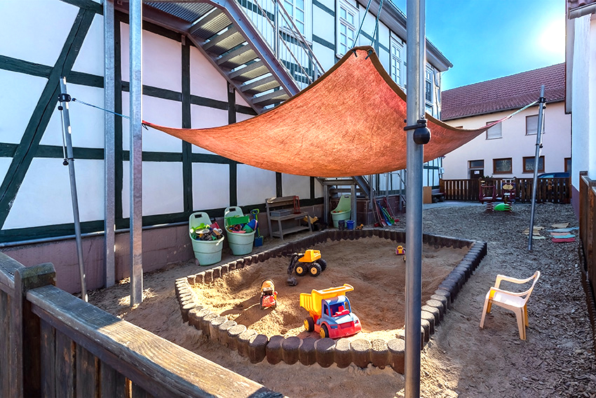 Spielplatz vor dem Haus