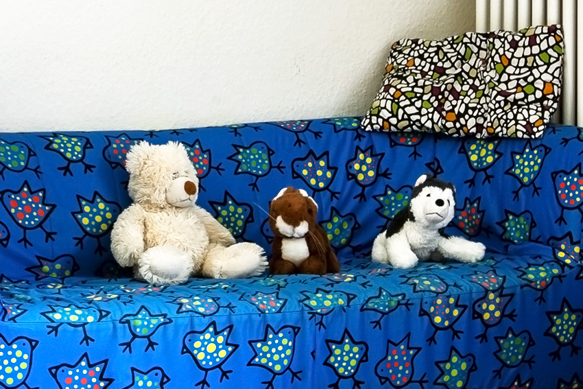 Teddybären auf dem Kuschelsofa