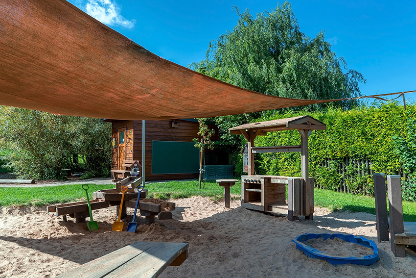 Sandspielbereich mit Wasserspielanlage